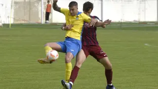 Almudévar y Huesca se disputan la posesión en la ida de la eliminatoria