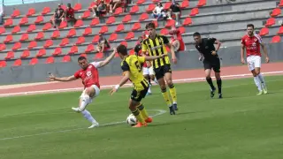 Andrés Borge controla un balón