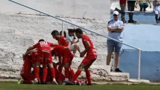 Los jugadores del Utebo celebran su gol esta mañana en Piedrabuena