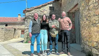 De izquierda a derecha, Fermín Yagües y su hija Marina, con los mexicanos Carlos L. Yagües y Eduardo G. Yagües, a las puertas de la modesta casa donde nació su antepasado Eduardo Yagües Jarque.