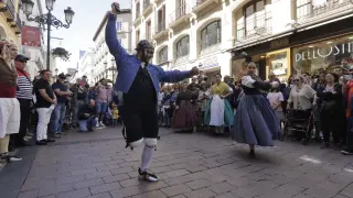 Una ronda jotera ha recorrido el centro de Zaragoza con motivo de las Fiestas Goyescas de la ciudad.