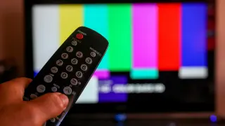 Archivo - Una persona utiliza su mando de la televisión para buscar canales, en Madrid (España), a 7 de octubre de 2020.