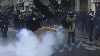 Francia, scontri alla manifestazione del Primo Maggio a Parigi