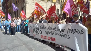 Concentración sindical convocada por UGT y CC. OO. en la plaza de la Catedral de Teruel.