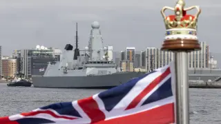 El barco de la armada inglesa HMS Diamond llega a Londres para la coronación de Carlos III.