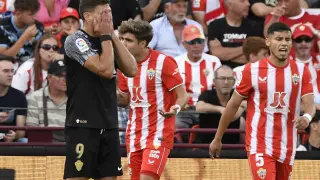 El delantero del Elche, Lucas Boyé, se lamenta tras una ocasión perdida durante el partido contra Almería.