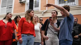 La ministra de Igualdad, Irene Montero (2d), y la portavoz de Podemos y candidata a la Presidencia de la Comunidad de Madrid, Alejandra Jacinto (2i), visitan a los vecinos afectados por las obras de la línea 7B de Metro