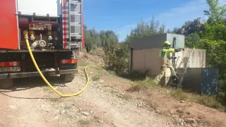 Los bomberos del parque de Benabarre cargan el depósito de Aguinaliu.