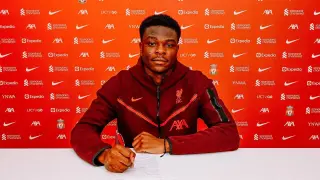 Omoruyi, firmando su nuevo contrato con el Liverpool.
