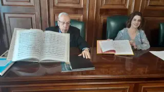Jesús María Muneta y la alcaldesa de Teruel, Emma Buj, muestran libros con música compuesta por el primero.