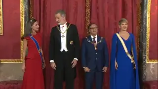Gustavo Petro se salta el protocolo y asiste a la cena de gala en el Palacio Real con traje y corbata