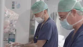 El doctor Lanzón a la izquierda, momentos previos a una operación.