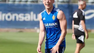Víctor Mollejo, sonriente, durante el entrenamiento del Real Zaragoza en la Ciudad Deportiva.
