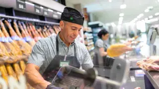 Un empleado de Mercadona trabajando en uno de sus supermercados