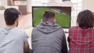 Varias personas viendo un partido de fútbol