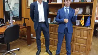 El alcalde de Huesca, Luis Felipe, a la derecha, junto al concejal de Personal, Fernando Laborda, en su comparecencia para valorar la primera huelga de la historia en el Ayuntamiento de Huesca.