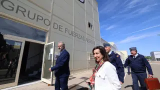 La ministra de Defensa, Margarita Robles, este viernes en su visita a la Base Aérea de Zaragoza.