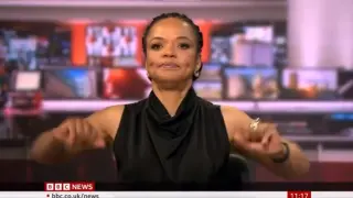 Lukwesa Burak, presentadora de la BBC, protagoniza un incómodo momento durante un informativo.