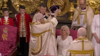 La esposa del rey Carlos III ha lucido también la corona en una breve imposición de la misma a manos del arzobispo de Canterbury. Una corona con 2.200 diamantes sobre plata.
