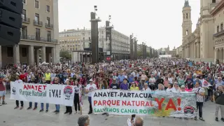 Amaral, en la plaza del Pilar, donde ha concluido la manifestación en contra del proyecto de Canal Roya.
