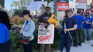Escritores y miembros del Sindicato de Guionistas de Estados Unidos se manifiestan el martes contra sus precarias condiciones laborales, en Los Ángeles,