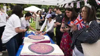 Washington Dc (United States), 06/05/2023.- British Embassy staff serve cake to members of the public outside the British Embassy in Washington DC, USA, 06 May 2023. The British Embassy staff baked cakes to celebrate the Coronation of Britain's King Charles III and Queen Camilla as members of the public participated in the annual Passport DC Around the World Embassy Tour. (Reino Unido, Estados Unidos) EFE/EPA/WILL OLIVER USA BRITAIN ROYALTY CORONATION