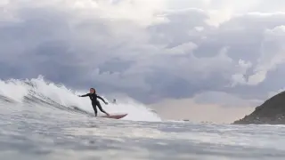 La zaragozana Leire Gascón, haciendo surf en Zarauz