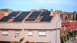 Una instalación fotovoltaica en un edificio de Calatayud.