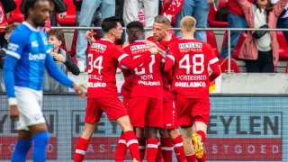 Alderweireld, celebrando el gol con sus compañeros