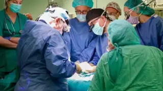 Personal del Hospital La Fe implanta por primera vez en Europa un marcapasos sin cables a un bebé prematuro de bajo peso