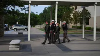 Policía en Texas tras el tiroteo en el centro comercial Allen Premium Outlets.