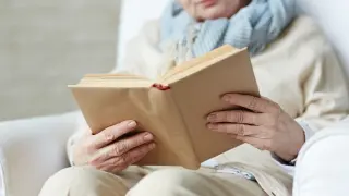 Anciana leyendo libro recurso archivo