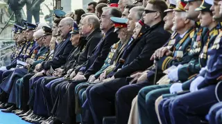 Putin, en el centro de la imagen junto a cargos militares del Ejército ruso