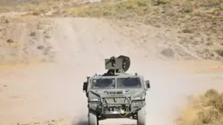 Un vehículo blindado en el campo de maniobras de Viator, en Almería, donde ha ocurrido el accidente en el que han resultado heridos siete militares.