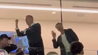 El padre de Haaland haciendo un corte de mangas a la afición en el Bernabéu.