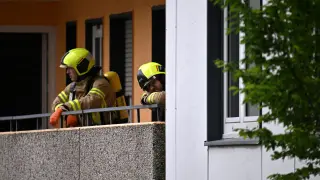 Dos bomberos en la vivienda afectada en Ratingen