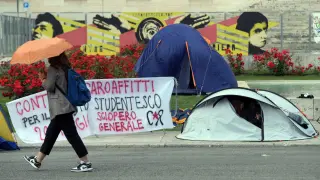 Estudiantes acampados ante la Sapienza de Roma