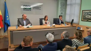 Fernando Luna, Clara Sanz y Luis Felipe durante encuentro con los empresarios en la sede de CEOE-Cepyme en Huesca.