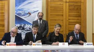 Firma del acuerdo entre la DGA, la Diputación, Formigal y Astún el 14 de febrero del 2023.