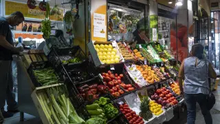 Archivo - Puesto de frutas y verduras en un mercado de abastos. Imagen de archivo.