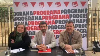 El candidato de IU a la Presidencia de Aragón, Álvaro Sanz (en el centro), junto con los candidatos a las Cortes por la provincia de Zaragoza, Marga Deyá y Jesús García.