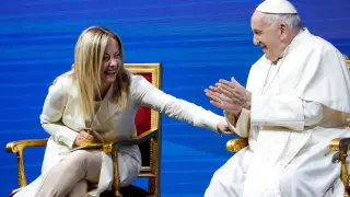 El Papa, con la primera ministra de Italia, Giorgia Meloni.