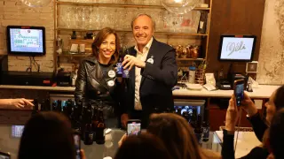 Jorge Azcón y Natalia Chueca brindan con sus propias cervezas 'Chueca'.