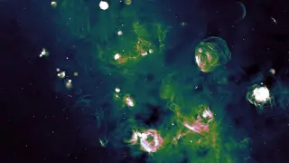 La imagen muestra cinco remanentes de supernova previamente ocultos.La mayoría de las supernovas (la explosión de una estrella moribunda y una de las más grandes conocidas) son visibles durante unos meses.