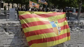 Los candidatos de CHA, junto a otros miembros del partido, con la bandera de Aragón en el Balcón de San Lázaro.