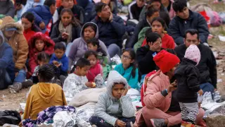 Un grupo de inmigrantes en la frontera entre Estados Unidos y México