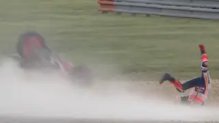 Una de las caídas de Márquez este viernes en los entrenamientos en Le Mans