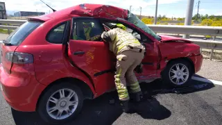 Una mujer herida en un accidente en la A-2 en Zaragoza. En la imagen, estado en el que quedó el vehículo.