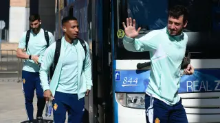Cristian Álvarez saluda a los aficionados, junto con Jairo Quinteros, tras bajar del autobús del Real Zaragoza