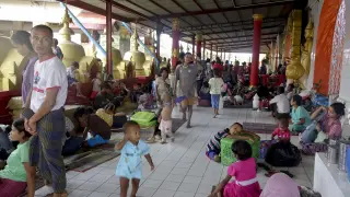 Decenas de personas refugiadas en un monasterio ante la llegada del ciclón